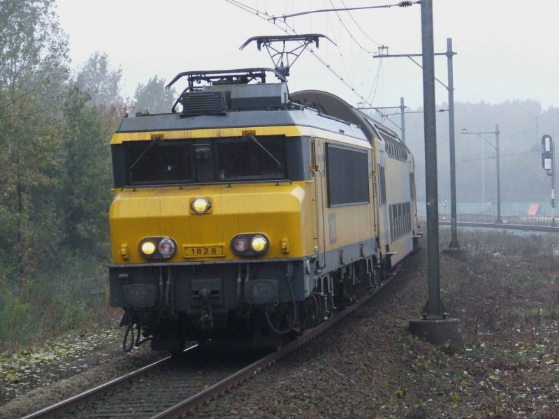 Im Bahnhof Amsterdam RAI fhrt Lokomotive 1828 mit einem Regionalzug ein (29.10.2007)