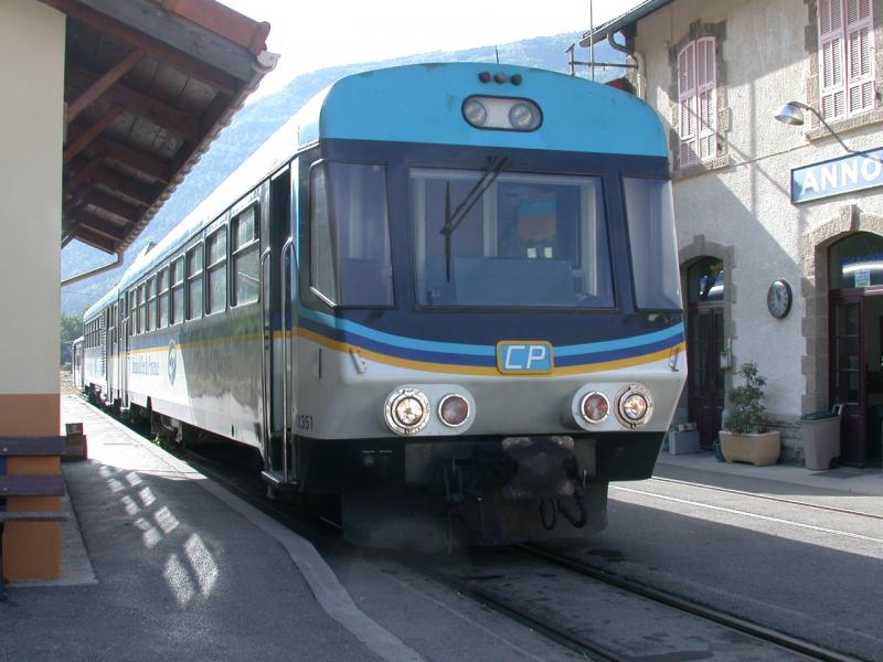 Im Bahnhof Annot vor der eigentlichen Bergstrecke wird ein Zusatzsteuerwagen XR-1331 abgekoppelt. (05.10.2004)