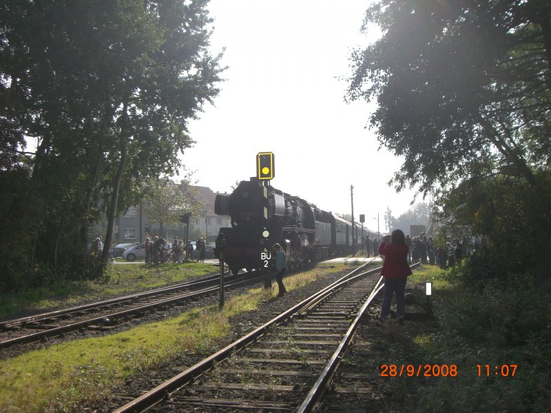 Im Bahnhof Bad Laer mu die 503655 den Bahnbergang frei machen, denn der gesamte Zug war zu lang.
