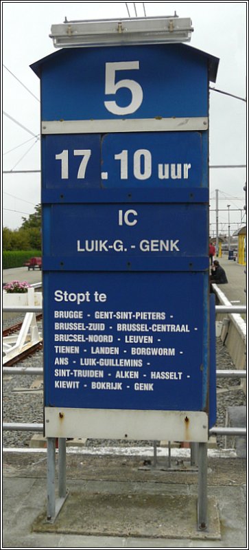 Im Bahnhof von Blankenberge gibt es noch keine elektronischen Zugzielanzeiger. Hier werden die Anzeigen noch per Hand in diese nostalgisch anmutenden Tafeln gesteckt. 13.09.08 (Jeanny)   
