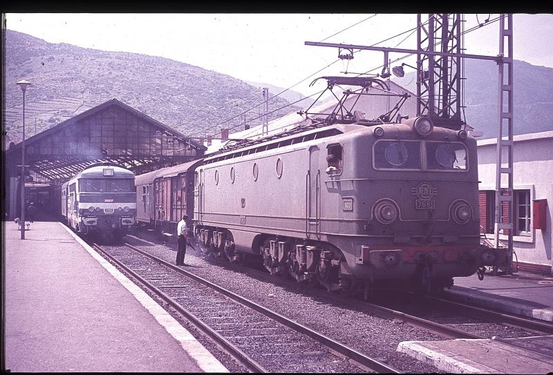 Im Bahnhof Cerbere am Mittelmeer treffen Breitspur (Nachbau der Franzsischen E-Lok CC7100 in Breitspur) und Normalspur aufeinander.