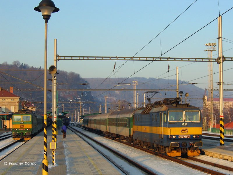 Im Bahnhof Decin (Tetschen-Bodenbach): links im Bild: 162 036 abfahrbereit mit dem R 777 nach Praha (Prag); rechts im Bild: 363 085 mit dem R 694 bei Ausfahrt nach Cheb (Eger) - , 28.01.2006
