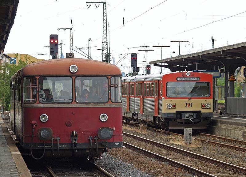 Im Bahnhof Frankfurt-Hchst begegnen sich am Pfingstsonntag die VT98-Garnitur der Historischen Eisenbahn Frankfurt und ein VT 2E der FKE. Whrend der VT98 gleich nach Knigstein losfhrt (im Rahmen der jhrlich zu Pfingsten stattfindenden Sonderfahrten), nimmt der VT 2E in entgegengesetzter Richtung Kurs nach Bad Soden.