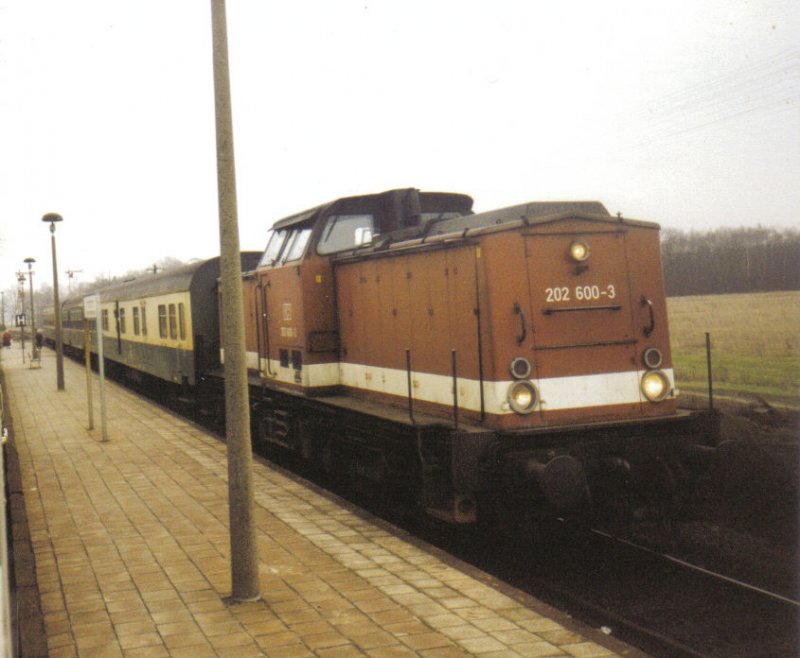 Im Bahnhof Friedersdorf (KBS 206.36) wartete 202 600-3 die Zugkreuzung ab. Das Bild stammt vom 23.05.1998!!