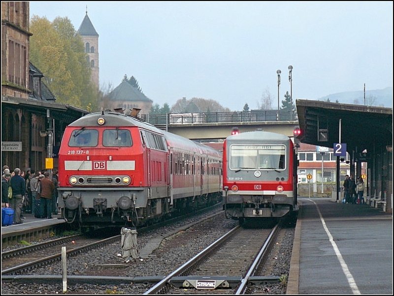 Im Bahnhof von Gerolstein begegneten sich am 08.11.08 der Eifel-Mosel-Express gezogen von Diesellok 218 137-8 in Richtung K�ln und der Triebzug 628/928 463-9 in Richtung Trier. (Hans)