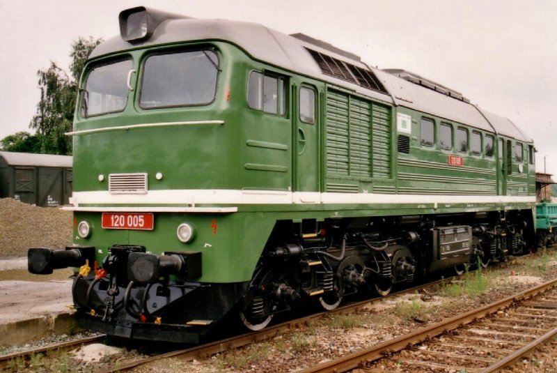 Im Bahnhof G�rlitz ist die ITL 120 005 zur Wochenendruhe abgestellt.Sie war nur ganz kurze Zeit mit diesem Lack und roten Lokschildern im Einsatz gewesen.22.07.00