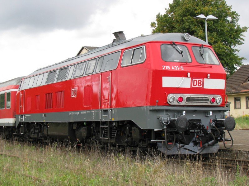 Im Bahnhof Grevesmhlen wartet BR 218 431-5 mit RE 21616 auf die Rckfahrt nach Kiel, wegen Bauarbeiten auf dem Abschnitt Grevesmhlen - Bad Kleinen war die Zugverbindung verkrzt worden. 18.09.2008