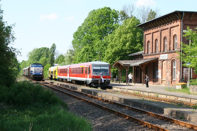 Im Bahnhof Hagenow steht die Regionalbahn 11 nach Schwerin, hinter ihr hat sich die ODEG versteckt damit auf dem 2. Gleis der Sonderzug aus Zarrentin durchfahren kann. 06.05.2007