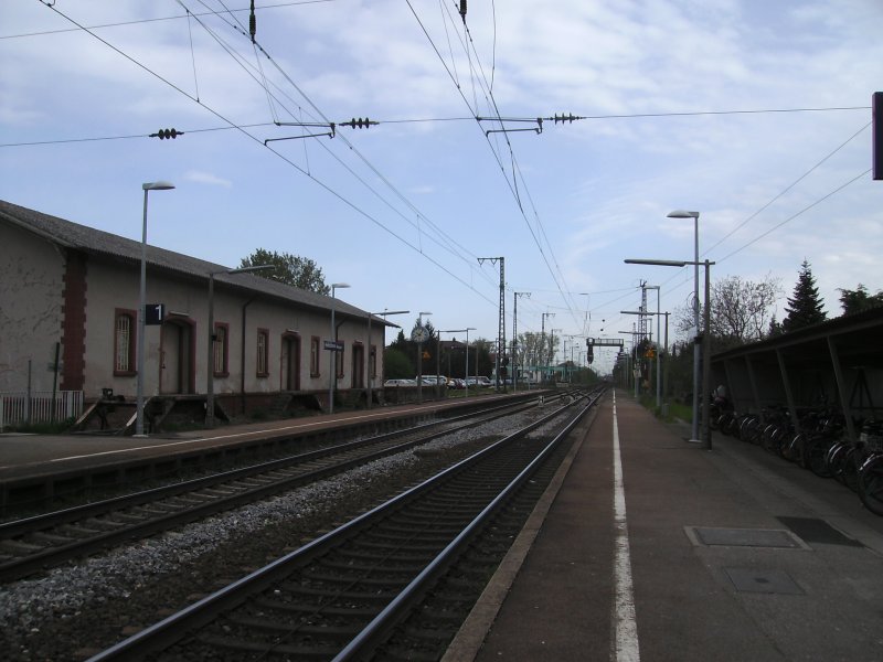 Im Bahnhof Herbolzheim im Breisgau. Blickrichtung Offenburg! (Frhling 2008)