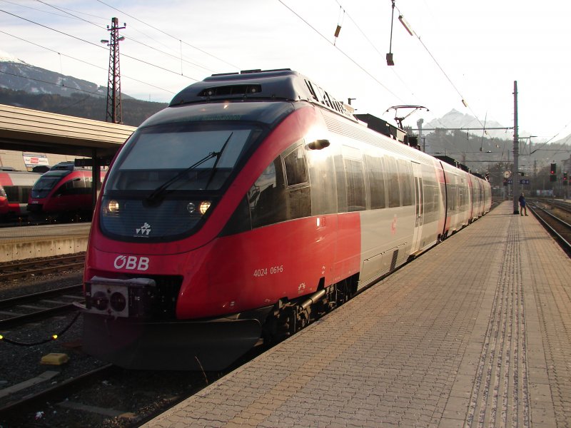 Im Bahnhof Innsbruck steht BR 4024 061-6. Aufgenommen am 05.12.2007