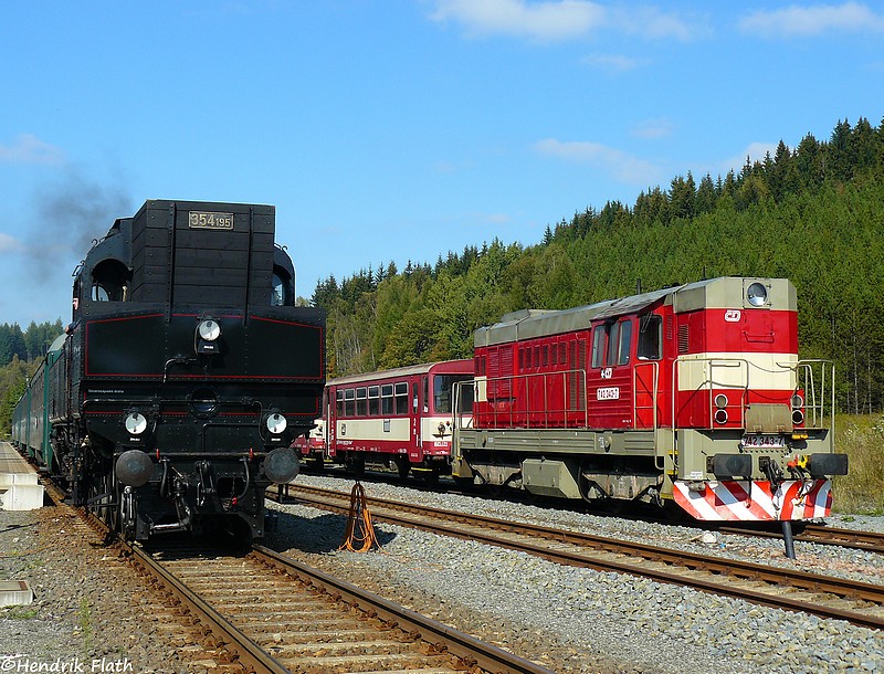 Im Bahnhof Johanngeorgenstadt trafen sich dann 354 195 und 742 343. Aufgenommen am 26.09.2009