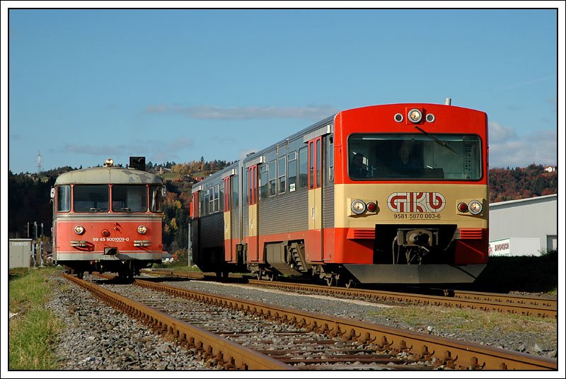 Im Bahnhof Krottendorf-Ligist musste am 5.11.2007 LP NZ 8411 die Kreuzung mit dem R 8418 von K�flach nach Graz abwarten. Der Triebwagen zog bis zum Ausfahrsignal in Krottendorf vor. Auch hier wieder ein Dank an den TFZF, der mir, w�hrend er die Kreuzung abwartete, das Zugspitzensignal eingeschaltet und den Zugschluss f�r meine Aufnahme entfernt hat.