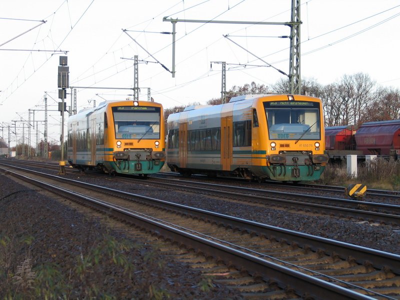 Im Bahnhof Ludwigslust berholt eine ODEG die andere. 12.11.2008