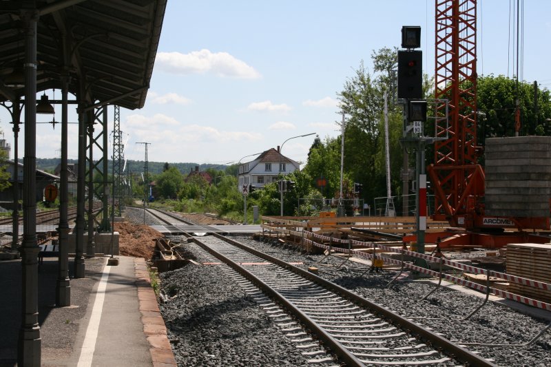 Im Bahnhof Meckesheim wurde Gleis 3 ein wenig verschwenkt um links Platz fr den Aufzug der neuen Unterfhrung zu haben. Blickrichtung Sden. Bild aufgenommen am 4.5.09.