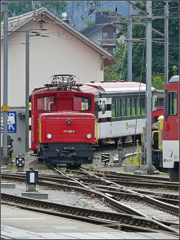 Im Bahnhof von Meiringen war am 01.08.08 die E-Lok 171 203-3 mit zwei ZB Wagen auf einem Nebengleis abgestellt. (Jeanny) 