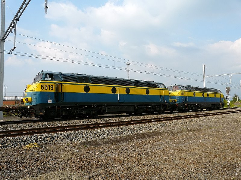 Im Bahnhof Montzen warten diese beiden 55er auf ihr Freigabesignal...das Bild stammt vom 30.07.2008