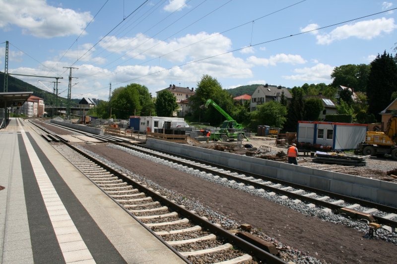 Im Bahnhof Neckargemnd wird gerade im Zuge des S-Bahn Ausbaus der Bahnsteig fr das vierte Gleis gebaut. Bild aufgenommen am 4.5.09.