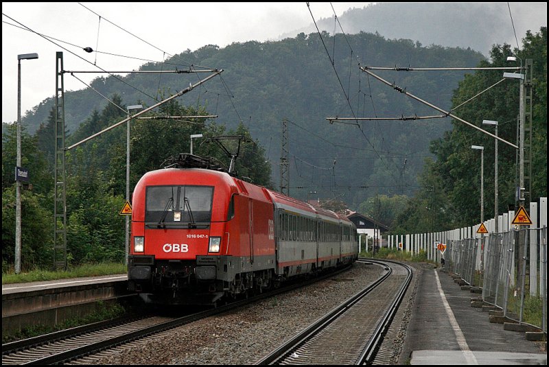 Im Bahnhof Oberaudorf werden neue Lrmschutzwnde gebaut. 1016 047 passiert mit dem OEC 569  BERNARD Ingenieure , Bregenz - Wien Westbahnhof, die Baustelle.