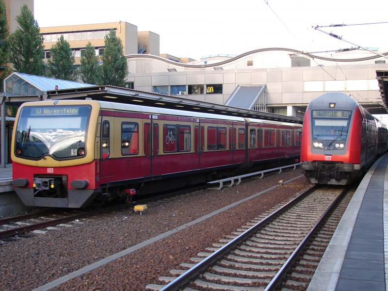 Im Bahnhof Potsdam Hbf ist der RE1 der KBS 260 Frankfurt (Oder), Frstenwalde, Berlin Hbf, Potsdam Hbf, Brandenburg Hbf, Burg, Magdeburg Hbf. Audgenommen am 04.08.07