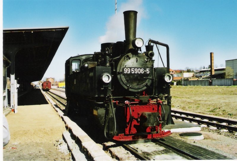 Im bahnhof Quedlinurg steht die 99 5906. Sie ist so eben aus Hasselfelde zur�ckgekommen und nimmt hier erstmal Wasser bevor es zum Kohlebansen in gernrode geht. 4.4.2007