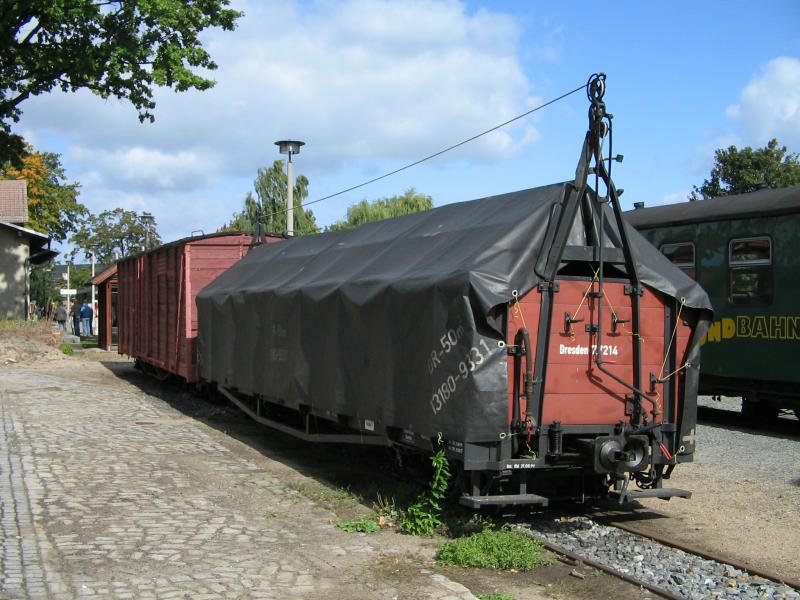 Im Bahnhof Radeburg findet man diese beiden Gterwagen, 15.09.07