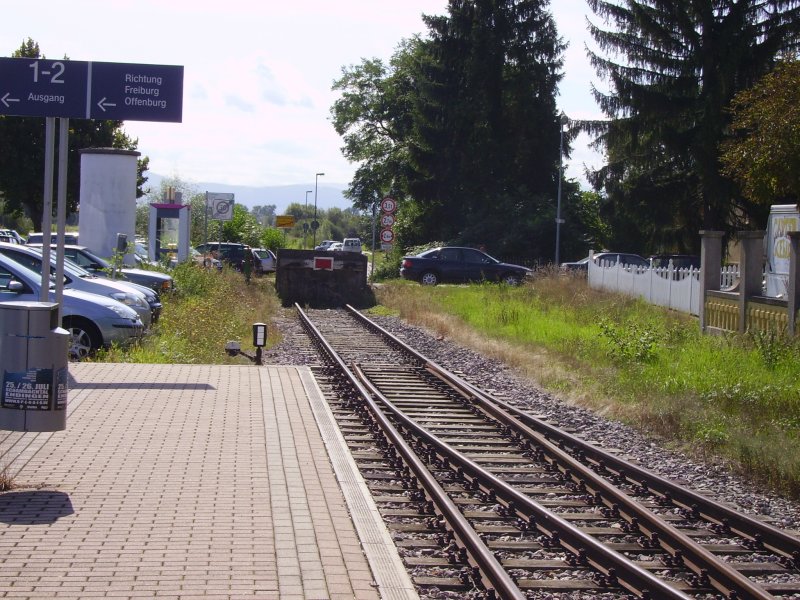 Im Bahnhof Riegel DB (Frhling 2008). Hier sieht man den Bahnsteig der SWEG 15 Meter vom Bahnhof der DB entfernt. Mit diesem Anschluss ist ein komfortabler umstieg gesichert.