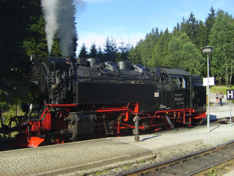 Im Bahnhof Schierke steht eine 72 mit ihrem vorletztem Brockenzug nach Wernigerode f�r diesem Tag. 7.8.2007 18:15