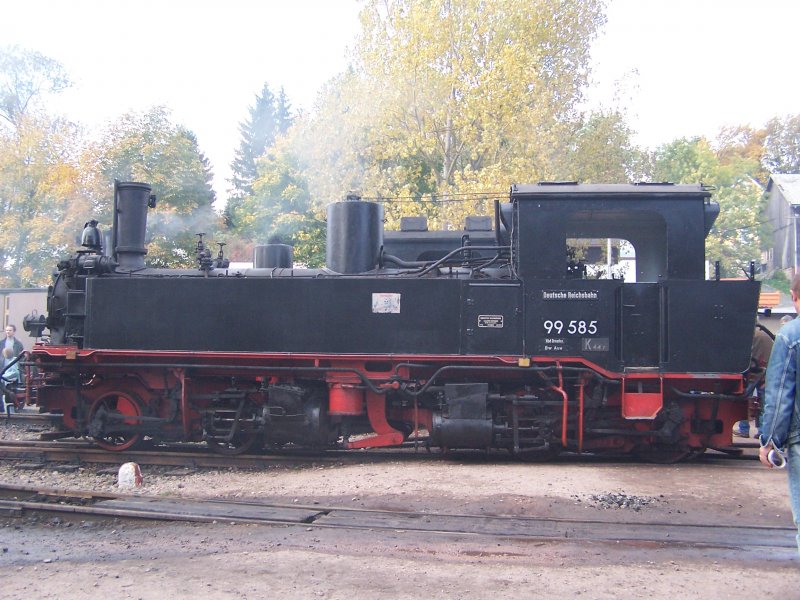 Im Bahnhof Schnheide war die nichtbetriebsfhige IV K 99 585 ausgestellt.
