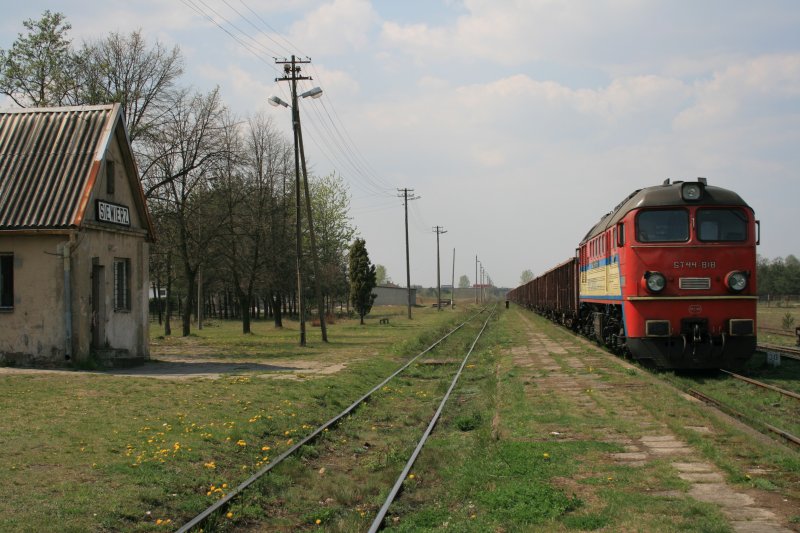 Im Bahnhof Siewierz wartet am 28.04.07 die SR44-818 auf untersttzung durch ST44-966.