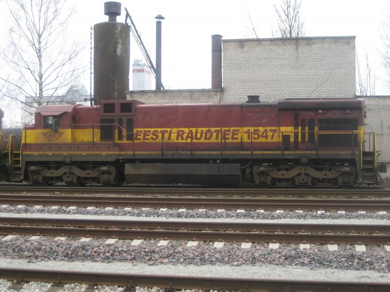 Im Bahnhof von Tartu wartet diese imposante EESTI RAUDTEE 1547 zusammen mit einigen baugleichen Loks auf ihren Einsatz. 15.3.2008, 12.30 Uhr