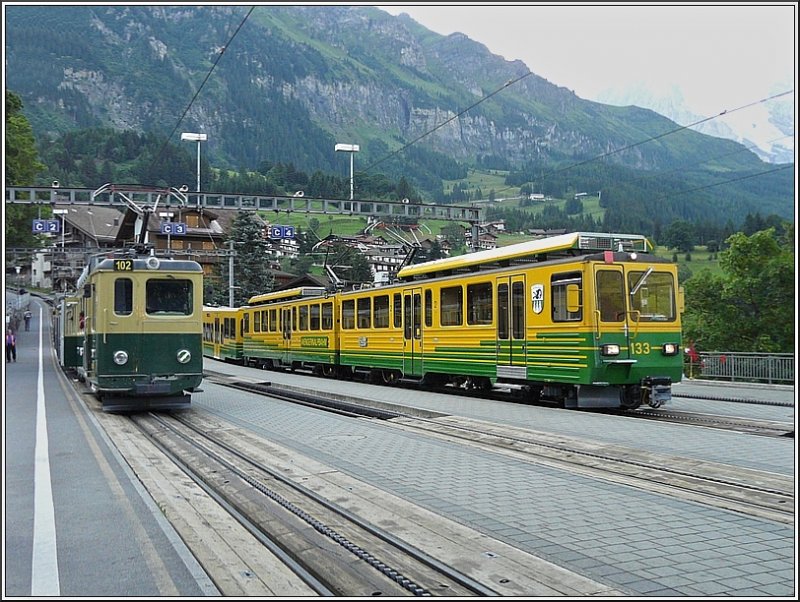 Im Bahnhof von Wengen begegnen sich am 30.07.08 zwei Generationen von Triebwagen der Wengernalpbahn. (Jeanny) 