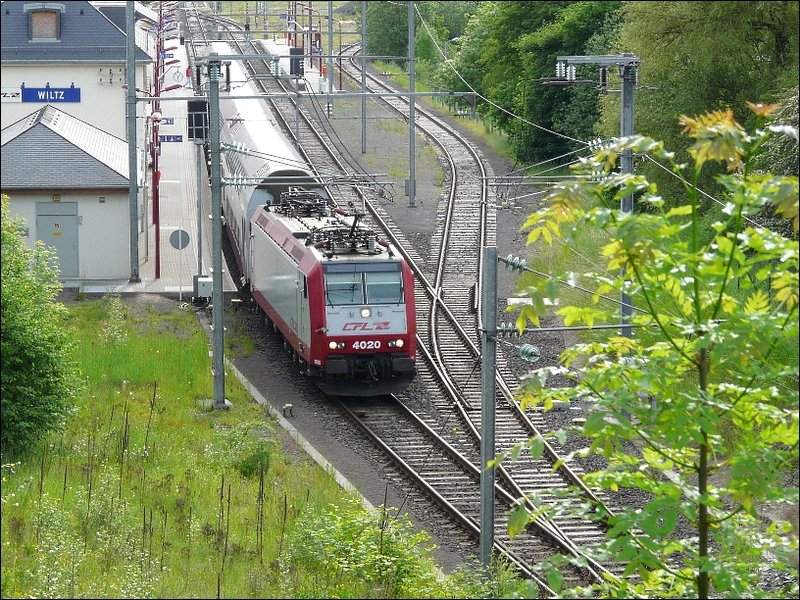 Im Bahnhof von Wiltz ist es jetzt auch gr�ner geworden. E-Lok 4020 hat soeben ihre Fahrt nach Luxemburg aufgenommen. 25.05.08 