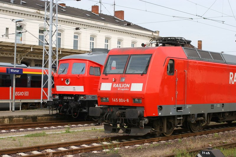 Im Bahnhof Wismar fhrt die 145 004 an der 232 534 und dem 642 684 vorbei. 19.06.2007