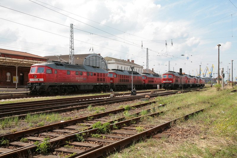 Im Bahnhof Wismar stehen 7 Loks der Baureihen 232 und 233 am Warmhaltestand. Wegen der Streckensperrung zwischen Wismar und Bad Kleinen fhrt der gesammte Gterverkehr mit Dieselloks ber die Nebenstrecke nach Rostock. 29.04.2008