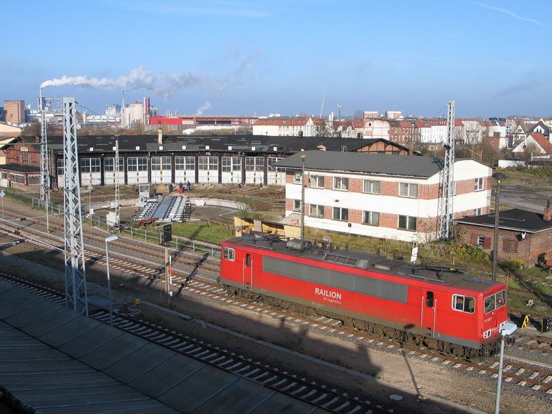 Im Bahnhof Wismar steht eine 155 vor dem Rundschuppen mit Drehscheibe. Im Geb�ude daneben war die Lokleitung untergebracht. 13.11.2008
