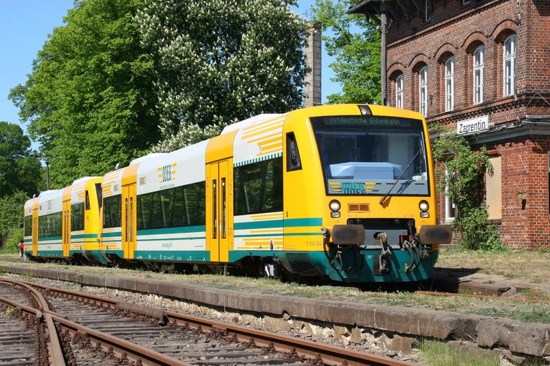 Im Bahnhof Zarrentin am Schaalsee steht die ODEG mit VT 650.54 und VT 650.51 zur Abfahrt nach Hagenow bereit. Schönstes Wetter zum Bahnhofsfest. 05.05.2007