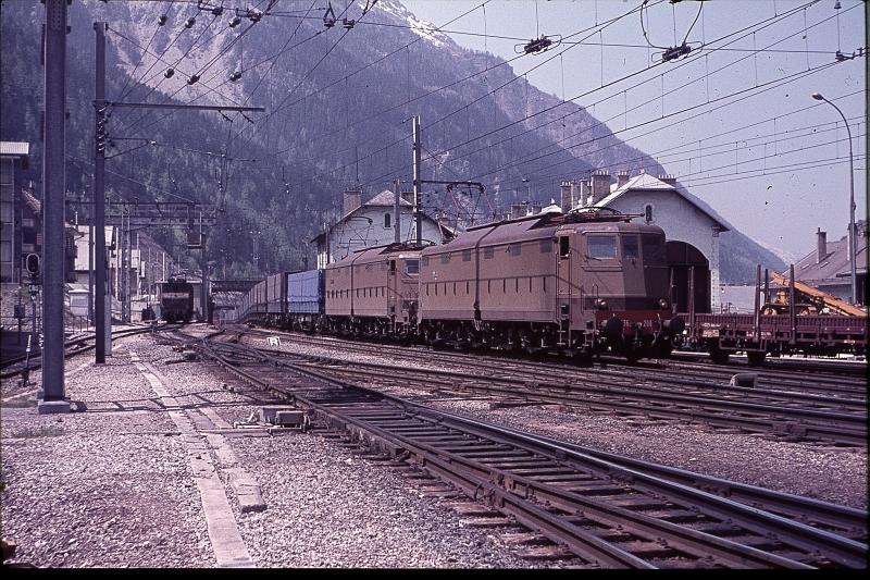 Im Bereich des Bahnhofes Modane,fuhren die 3000 Volt Gleichstrom E-Loks der Italienischen Staatsbahn mit verminderter Leistung unter der 1500 Volt einfach Fahrleitung deswegen auch stets mit Vorspann.