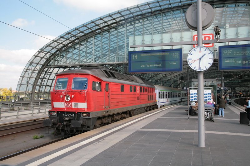 Im Berliner Hauptbahnhof ist auf Gleis 14 der Zug aus Warschau angekommen. Gezogen wurde er von der 234 551-0. 27.09.2008