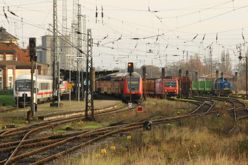 Im Bf. Bad Kleinen steht ein IC, ein RE und 3 Gterzge zur Abfahrt bereit 11/2006