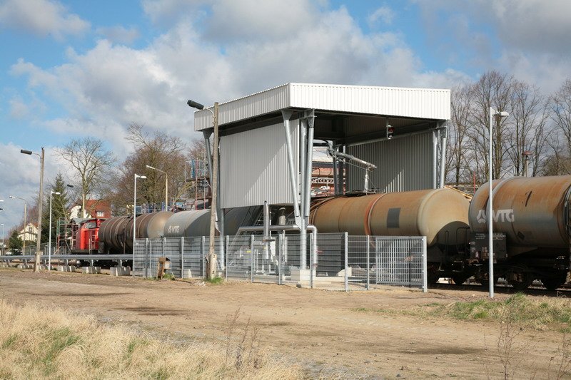 Im Bf. Sternberg rangiert die 345 119 den Kesselwagenzug zur Biodieselabf�llanlage. 18.03.208