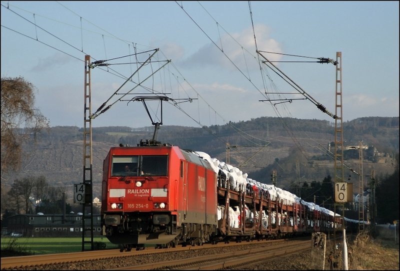 Im Blockabstand folgt 185 254 mit dem CSQ 60058(?)  AUDI-Express , Ingolstadt Nord - Emden, und fhrt dem Abend entgegen.  
