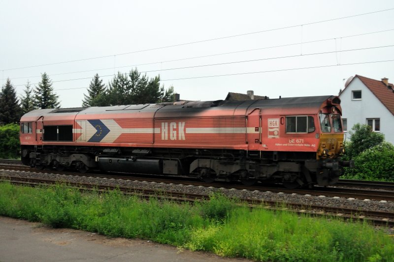 Im Blockabstand folgte den beiden 181ern DE 671 der HGK als Lz. Aufgenommen kurz nach Bensheim-Auerbach am 14.05.2009 .