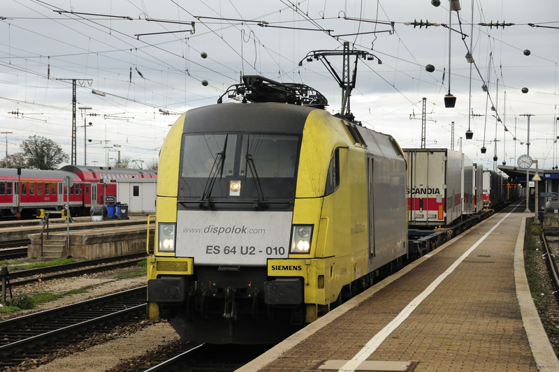 Im Blockabstand folgte der nur sonntags verkehrende Khlcontainerzug Richtung Brenner. Gut wenn man einen wandelnden Umlaufplan namens Dennis an seiner Seite wei. (Augsburg Hbf, 25.10.2009)