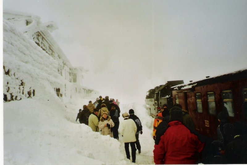 Im Brockenbahnhof angekommen strmen die Massen raus aus dem Zug und stehen wie hier im Januar 2004 vor einer meterhohen Schneewand.