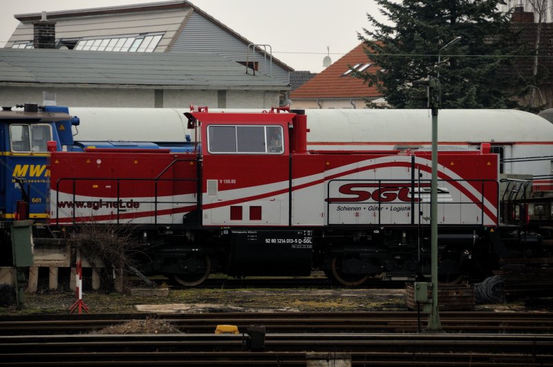 Im bunten Sammelsarium des Eisenbahnmuseums Darmstadt-Kranichstein
beinahe untergegangen: Eine mir bis dato unbekannte Baureihe. Leicht verdeckt aber mit aufflligem Design: V 150.05 (214 013-5)
der SGL (Schienen Gter Logistik, 10.03.2009).
