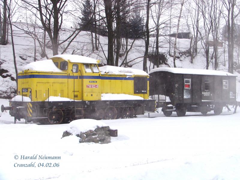 Im Cranzahler Bahnhof der Fichtelbergbahn steht am verschneiten 04.02.06 eine V60 der BVO-Bahn. Lok 716 522-8 mit Bahnhofswagen Nr.1