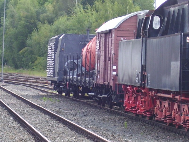 Im DDM steht sogar noch ein Kondenstender der Bauart 2&acute;2&acute;T 13,5. Vorn rechts stehen noch zwei 2&acute;2&acute; T26 Tender einer BR 50 und einer BR 44.