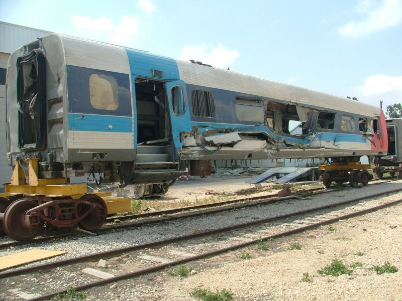 Im Depot Lev Hamifratz der ISR (Israel State Railway) war dieser IC3-Wagen mit Totalschaden zu sehen, der aller Wahrscheinlichkeit Opfer einer Flankenfahrt ist. Ein Wiederaufbau lohnt wohl kaum.