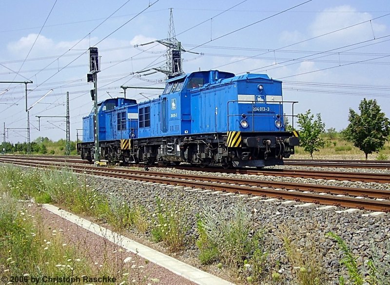 Im Doppelpack kamen die 204 013-3 und die 204 011-5 der PRESS am Messegel�nde in Halle (Saale) am 24.07.06 vorbei.