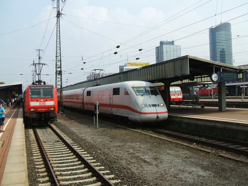 IM Dortmunder Hbf.,ICE 2  Bergen auf Rgen  mit TK 402 017-8 nach Kln,Gleis 16, links der vesptete +60 RE 6 Minden-Dsseldorf mit BR 146 006-2,Gleis 18, rechts auen kam schon +9 der RE 6 Minden-Dsseldorf  mit BR 146 028-6 der auf Gleis 11 umgeleitet wurde.Diese Versptungen an diesem Tag kamen wegen des hohen Fahrgastaufkommens zur Love Parade nach Essen zustande.25.08.2007)
 